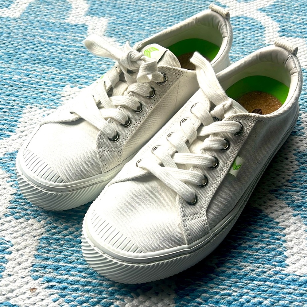 Cariuma White Sneakers